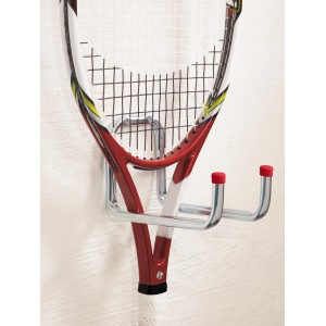 Verzinkter Gerätehalter mit Tennisschläger an Wandhaken zur Aufbewahrung.