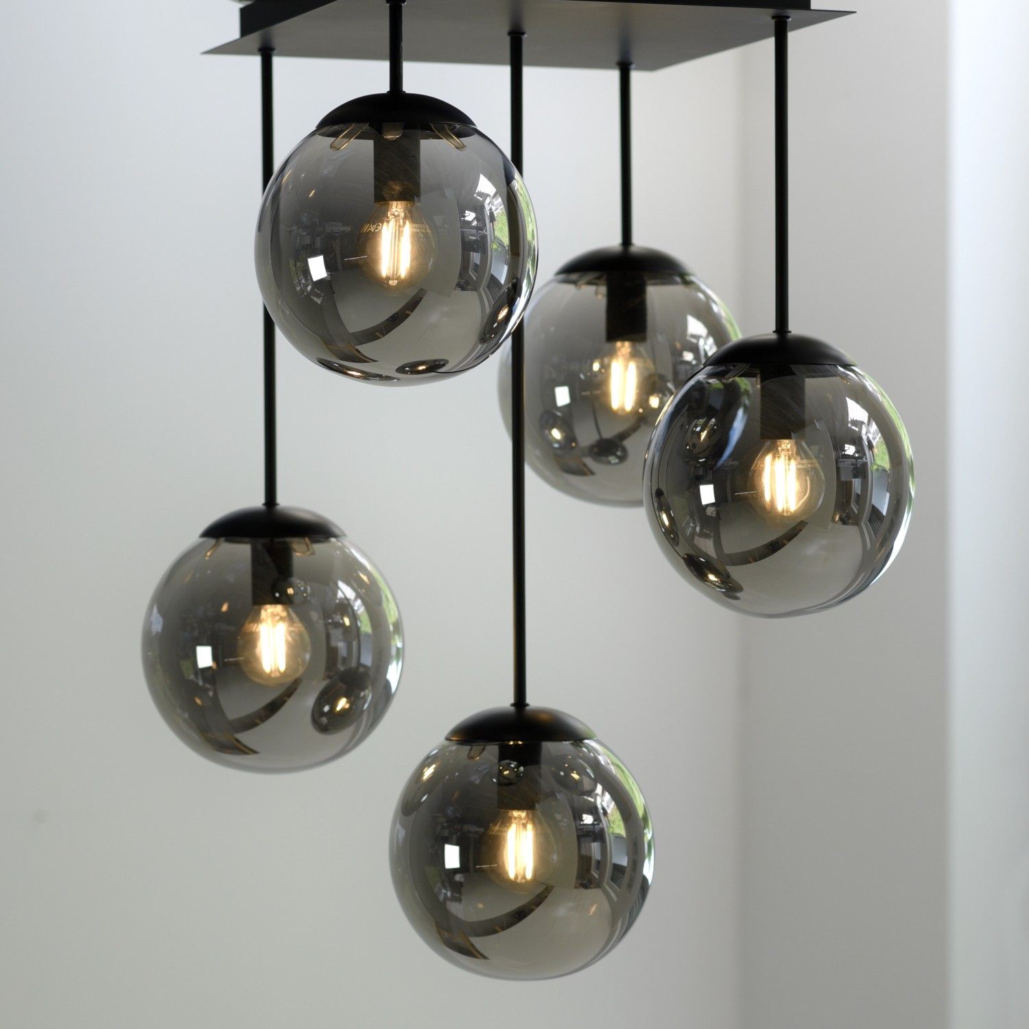 Schwarze Just Light Deckenleuchte Big Widow mit fünf Rauchglas-Lampenschirmen.