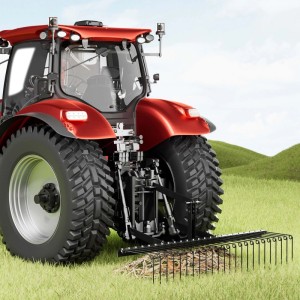 Roter Rasentraktor mit schwarzem Vertikutierer bei der Rasenpflege. Das Zubehör lüftet den Rasen und entfernt Moos.
