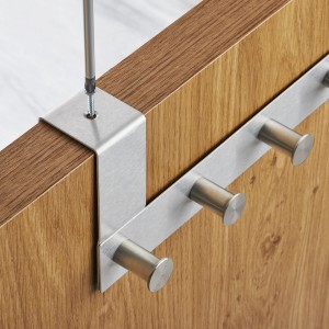 SOTECH Türgarderobe LINEA II, Edelstahl gebürstet, 6 Haken, Montage an einer Holztür.