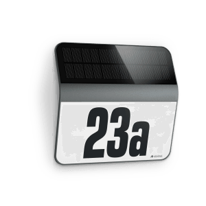 Steinel LED-Hausnummernleuchte XSolar LH-N in Anthrazit mit Solarpanel und Hausnummer 23a.