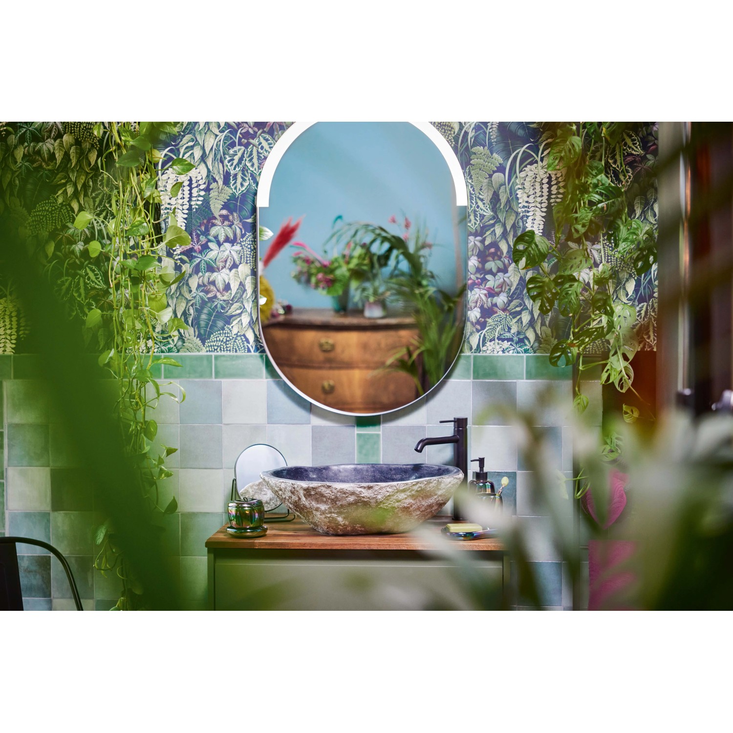 baliv Dark Wonder Kosmetikdose im Bad mit Spiegel und Pflanzen.