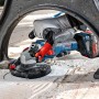 Bosch Professional GBR 18V-15 S Akku-Betonschleifer im Einsatz auf Betonoberfläche.