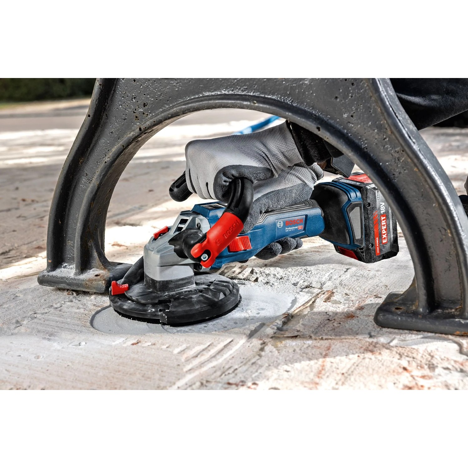 Bosch Professional GBR 18V-15 S Akku-Betonschleifer im Einsatz auf Betonoberfläche.