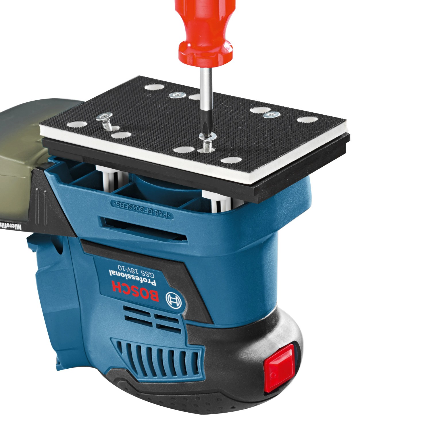 Bosch Professional GSS 18V-10 Akku-Schwingschleifer mit Schraubendreher beim Schleifplattenwechsel.