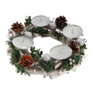 Festlicher Adventskranz im Silber-Look mit 4 Kerzenhaltern, grüner Deko, Zapfen und glitzernden Kugeln.