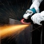 Makita Winkelschleifer 125 mm im Einsatz beim Schleifen von Metall, Funkenflug.