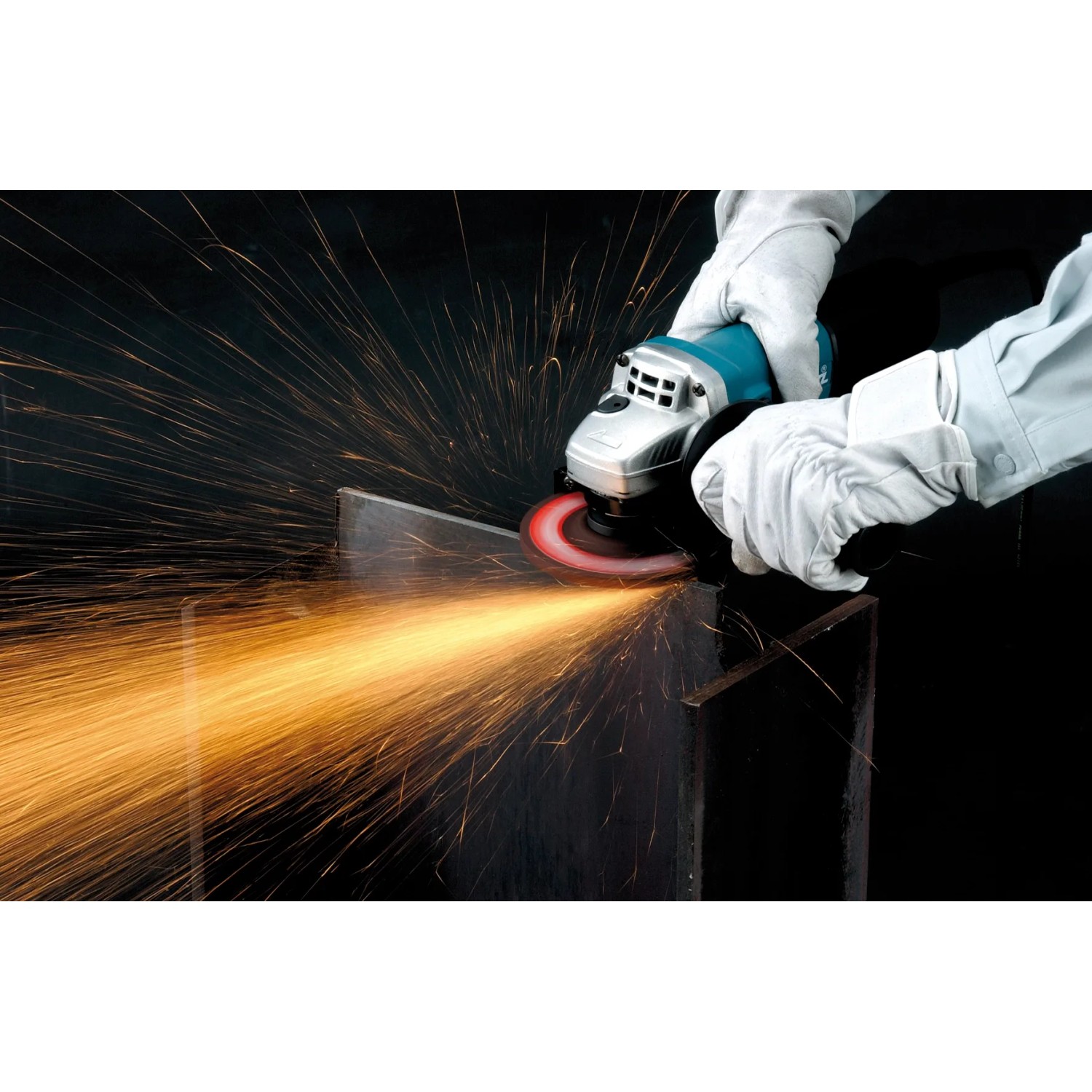 Makita Winkelschleifer 125 mm im Einsatz beim Schleifen von Metall, Funkenflug.