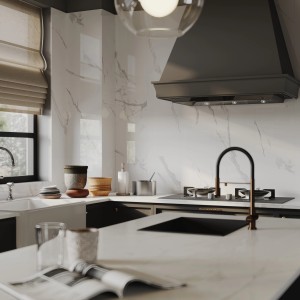 Helle, polierte Feinsteinzeug Bodenfliese Opus in Marmoroptik, 60x30 cm, verlegt in einer modernen Küche.