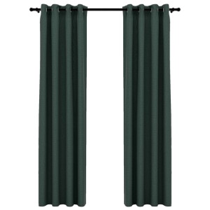 2 grüne Verdunkelungsvorhänge in Leinenoptik mit Ösen, aufgehängt an einer Gardinenstange.