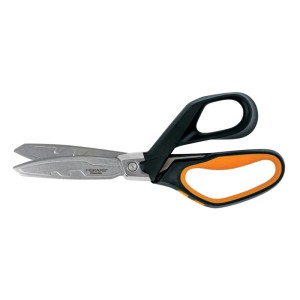 Fiskars PowerArc Hochleistungsschere, 25 cm, mit schwarz-orangenen Griffen und silbernen Klingen.