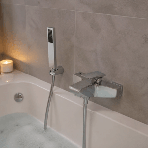 BÄDER BOUTIQUE Badewannearmatur Wand Wannenfüllbatterie mit Umsteller Wandhalter und Brausekopf Komplettset