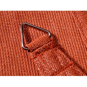 Detailaufnahme: Dreieckiges Sun City Sonnensegel aus HDPE in Terracotta mit Metallring.