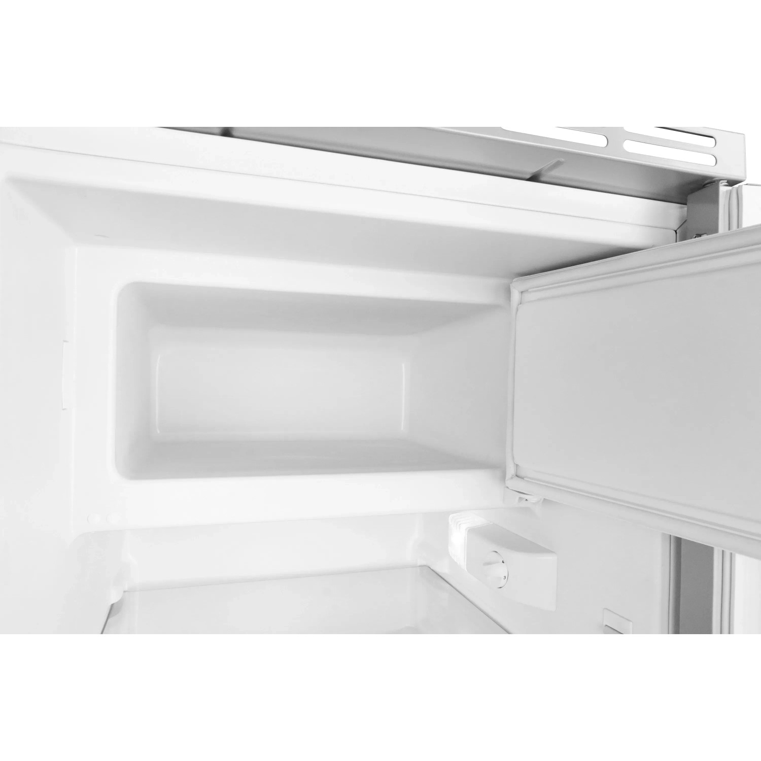 Innenansicht: Weißer Respekta Unterbaukühlschrank mit leerem Gefrierfach.
