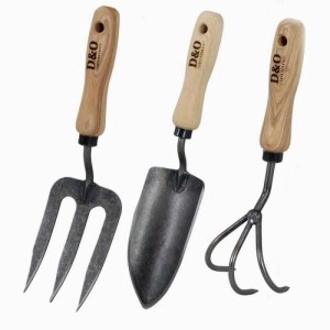D&O Gartenhandgeräte Set: Blumenkelle, Handgrubber, Pflanzgabel mit dunklen Borstahlköpfen und hellen Holzgriffen.