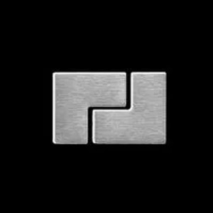 Detailaufnahme: Gebürstete, graue Edelstahl Mosaikfliese im Marine Design.