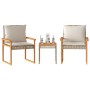 3-teiliges Bistro-Set aus Polyrattan und Akazienholz mit cremeweißen Kissen.