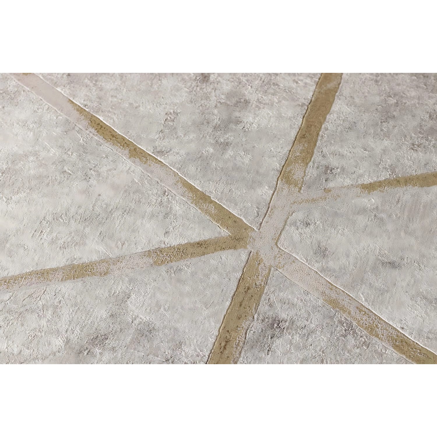 Schimmernde, gold-beige-graue PROFHOME Vliestapete mit geometrischem Muster.