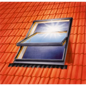 Tesa Fliegengitter mit Sonnenschutz für Dachfenster, montiert auf einem Ziegeldach.
