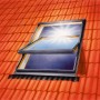 Tesa Fliegengitter mit Sonnenschutz für Dachfenster, montiert auf einem Ziegeldach.