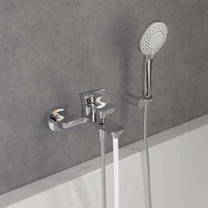 Villeroy & Boch O.novo Wannenarmatur in Chrom mit Handbrause und Wasserstrahl.