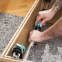 Hände montieren wolfcraft Türfutterstrebe Easy in Holztürzarge. Spannwerkzeug zum Ausrichten und Stützen.