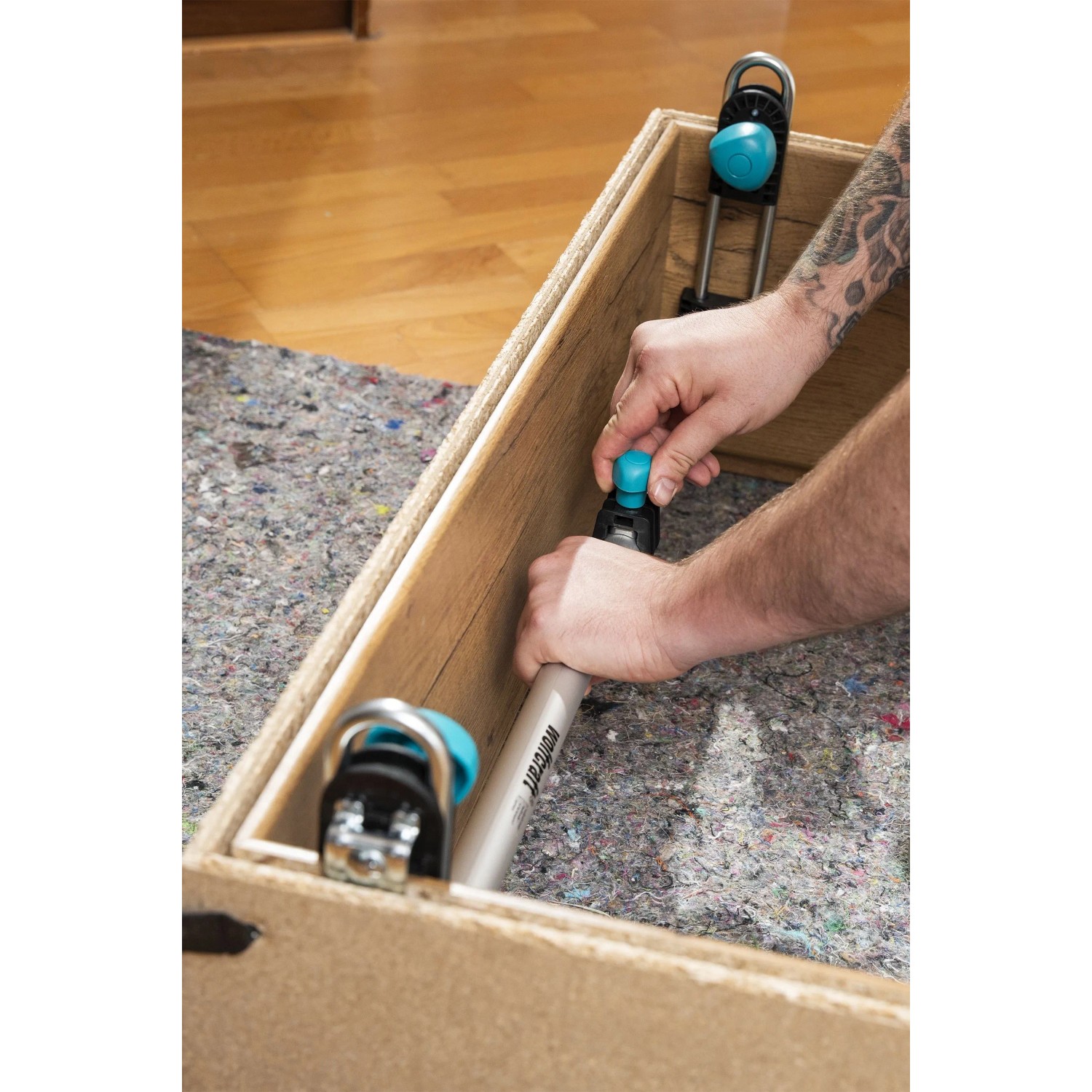 Hände montieren wolfcraft Türfutterstrebe Easy in Holztürzarge. Spannwerkzeug zum Ausrichten und Stützen.