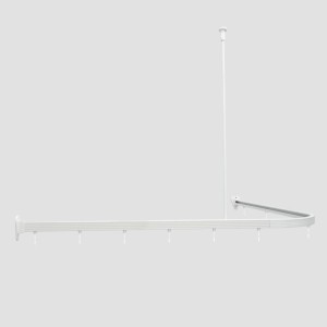 Weißes, L-förmiges Euroshowers Duschstangen-Set (90x90 cm) aus Aluminium mit Deckenhalterung und Haken.