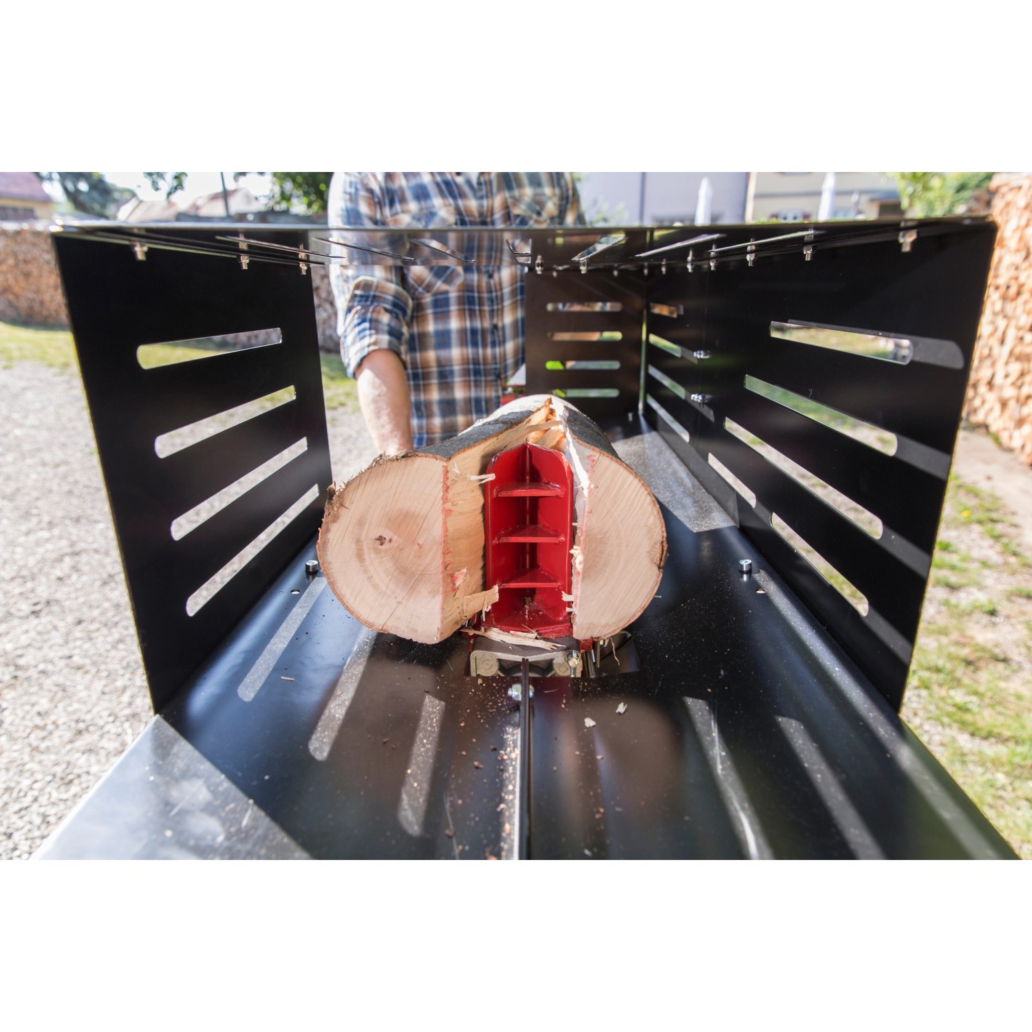 Al-Ko Elektroholzspalter LSH 520/5 beim Spalten eines Holzscheits.