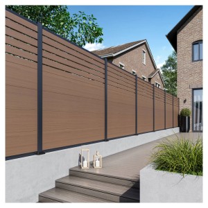 Brauner T&J WPC-Sichtschutzzaun Malchow im Garten. Moderner, witterungsbeständiger Zaun für Privatsphäre.