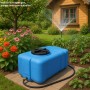 Blauer KMND 100L Rechteck Wassertank im Garten mit Bewässerung.