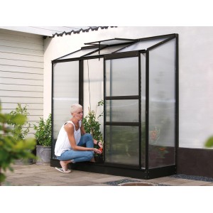 Vitavia Gewächshaus Ida 1300, schwarzes Anlehngewächshaus mit geöffneter Tür und Frau davor.