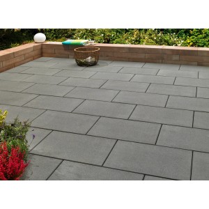 Verlegte, dunkelgraue Kann Terrassenplatten Casavera, 60x40 cm, kugelgestrahlt.