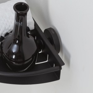Schwarze Tiger Boston Eck-Duschablage aus Edelstahl mit Flasche und Handtuch.