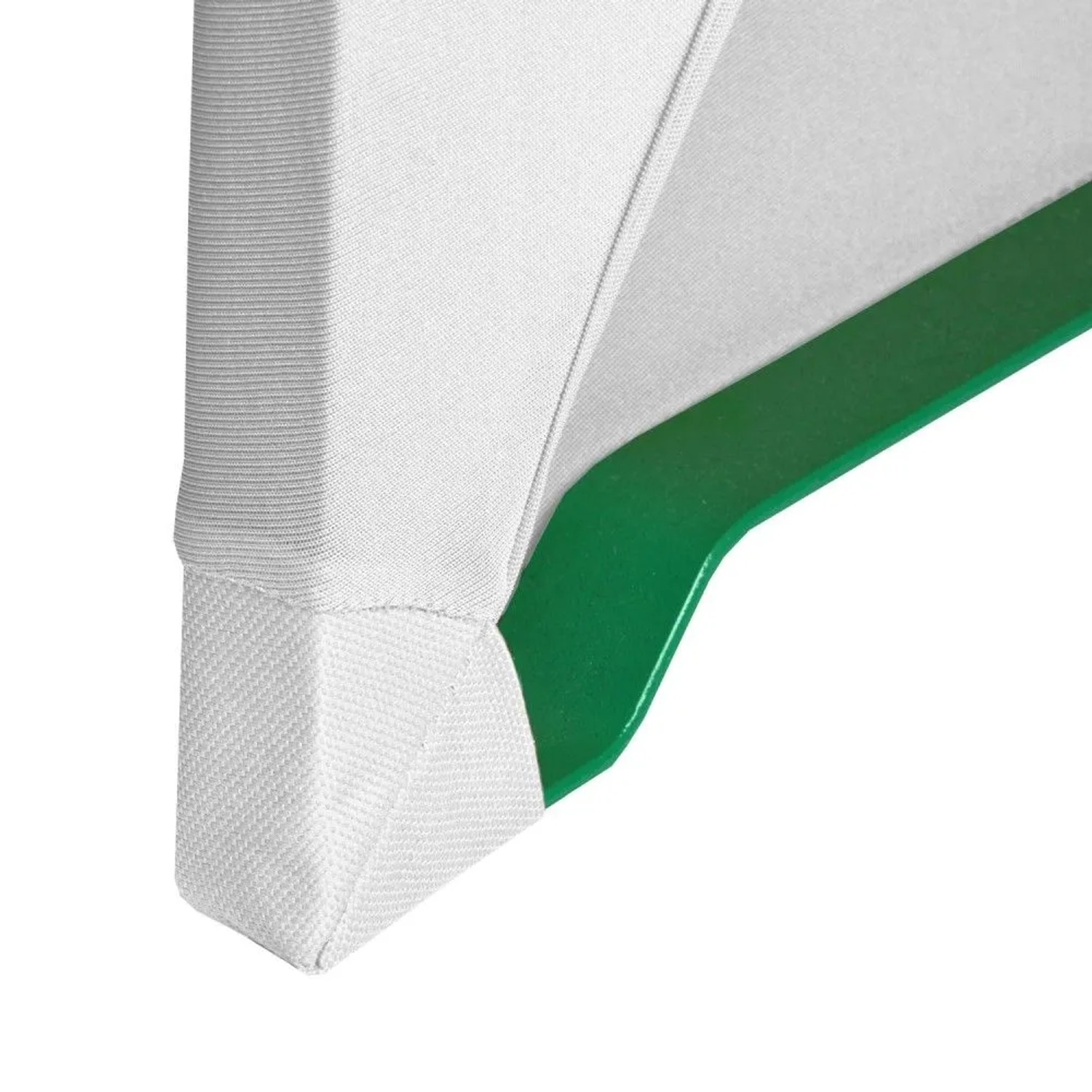 Weiße Stretch-Biertischhusse mit verstärkter Ecke, perfekt sitzend auf grünem Tischbein.