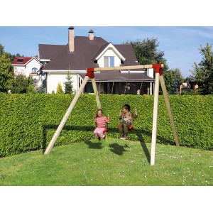 Weka Doppel-Schaukel Funny 1 im Garten mit zwei Kindern auf roten Schaukelsitzen.