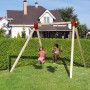 Weka Doppel-Schaukel Funny 1 im Garten mit zwei Kindern auf roten Schaukelsitzen.