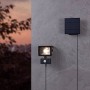 Schwarze Eglo LED Solar Wandleuchte Villagrappa mit Solarpanel und Bewegungssensor.