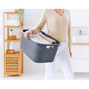 Anthrazitfarbener Rotho Wäschekorb Country (40 l) mit Rattanstruktur, gefüllt mit Wäsche.