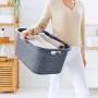 Anthrazitfarbener Rotho Wäschekorb Country (40 l) mit Rattanstruktur, gefüllt mit Wäsche.