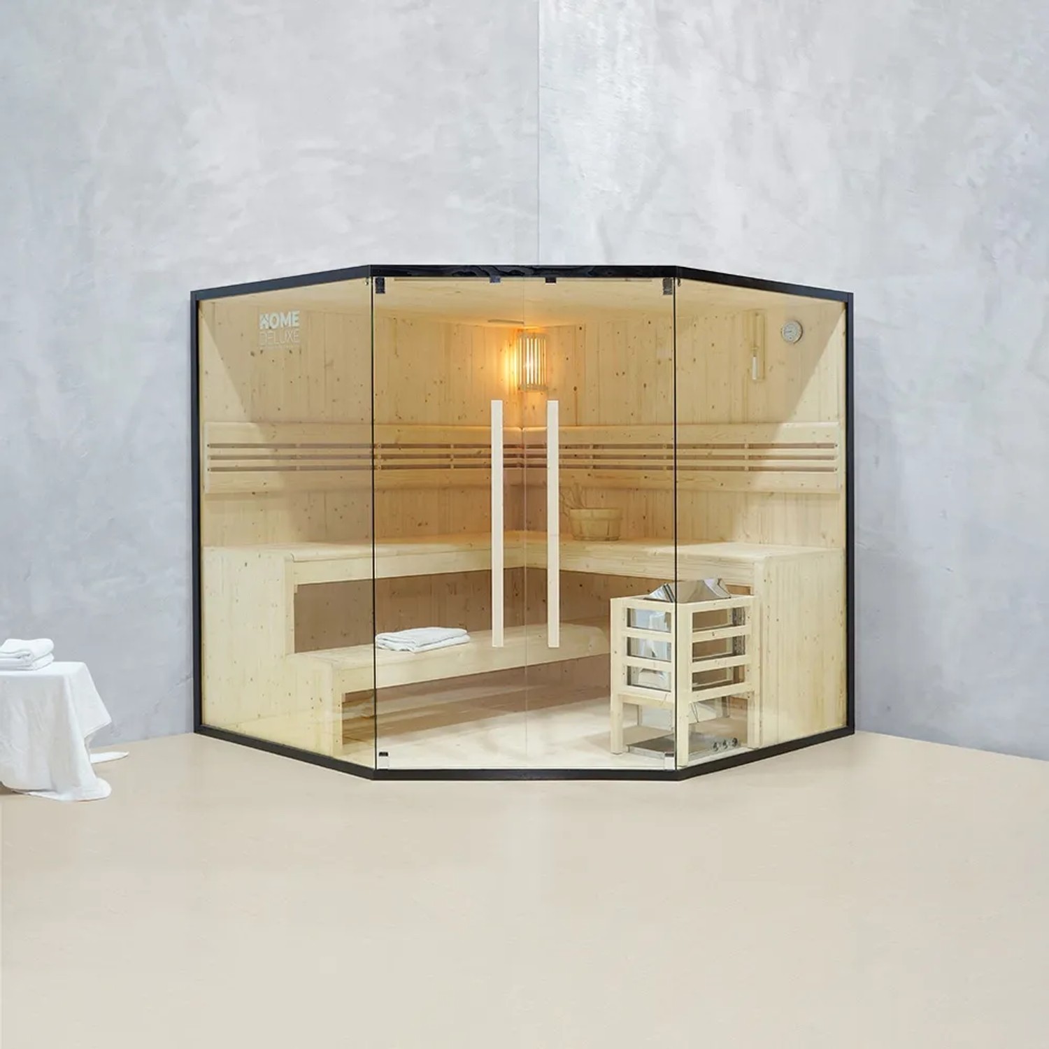 Schwarze Home Deluxe Sauna SHADOW BIG XL für 6 Personen mit Glasfront und Holzbänken.