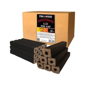 PINI Kay 30 kg Eichenholzbriketts, viereckig mit Zugloch, vor Karton. Ideal für Kamin, Ofen, Grill und Feuerstelle.