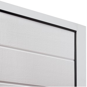Detailaufnahme: Weiße IsoMatic Zargenverkleidung (RAL 9010) für Garagentore.