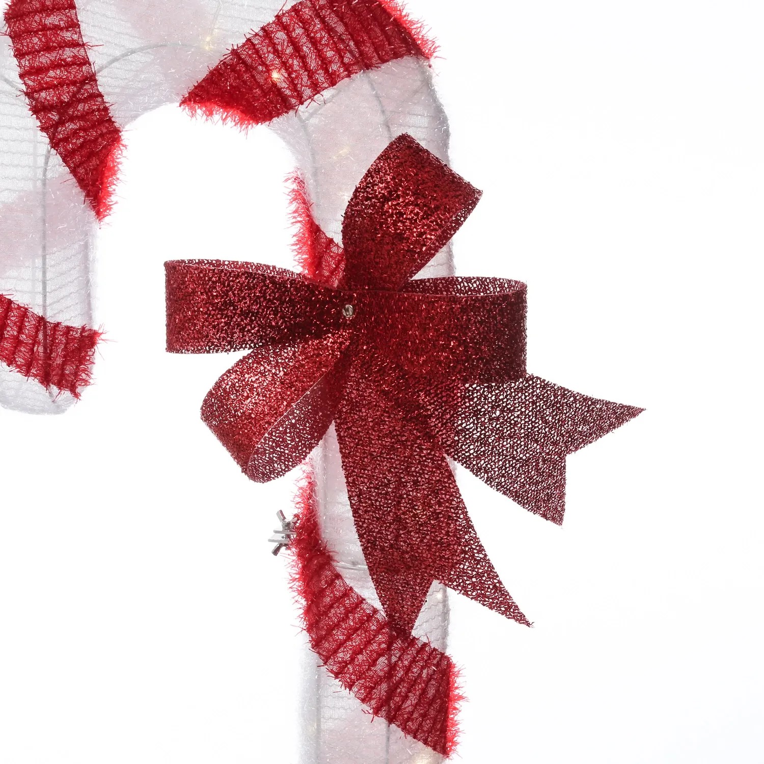 Nahaufnahme einer rot-weiß gestreiften LED Zuckerstange mit glitzernder roter Schleife. Weihnachtsdeko für Außen.