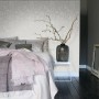 Schlafzimmer mit grauer Origin Wallcoverings Blumentapete (346636), 53 cm x 10,05 m.