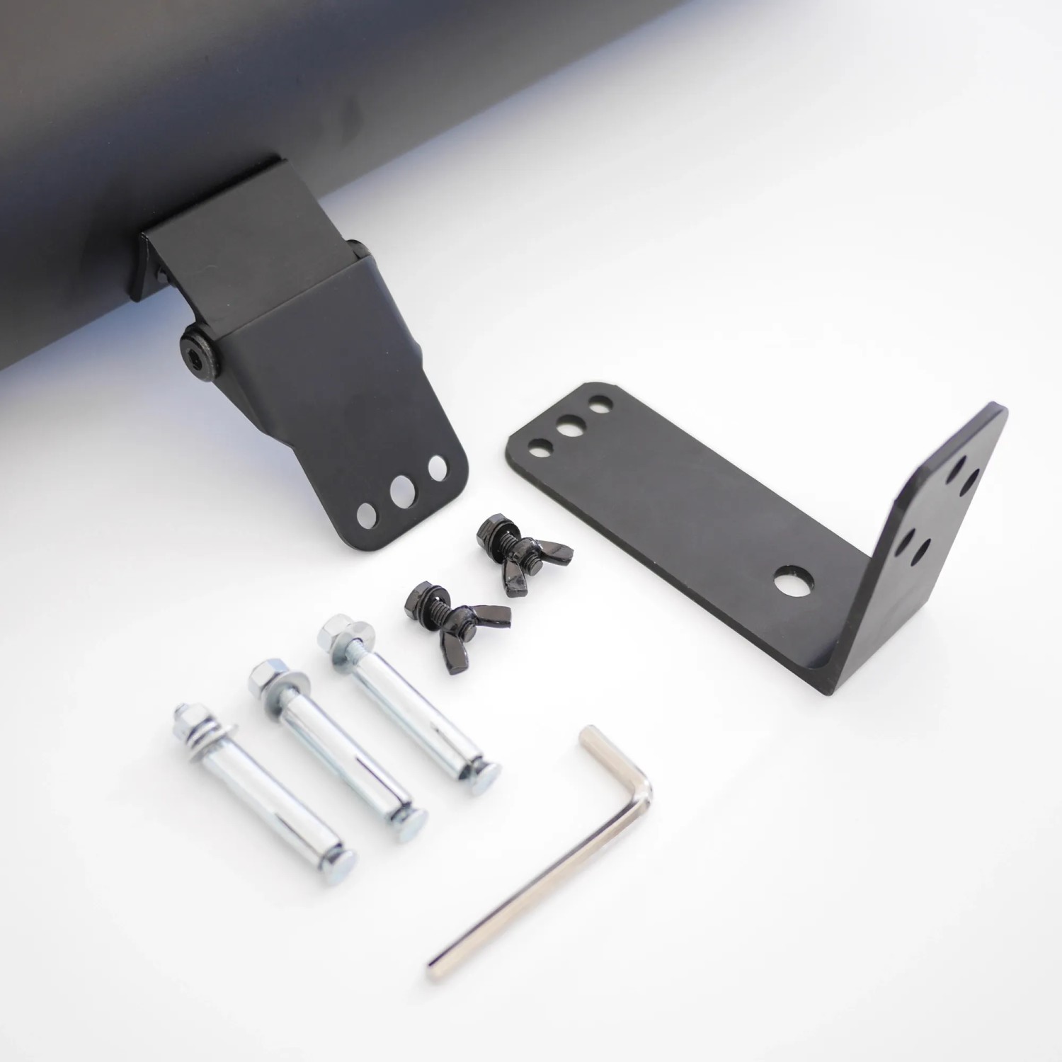 Montagematerial für VASNER Teras X20 Infrarot-Heizstrahler: Halterung, Schrauben, Dübel und Werkzeug.