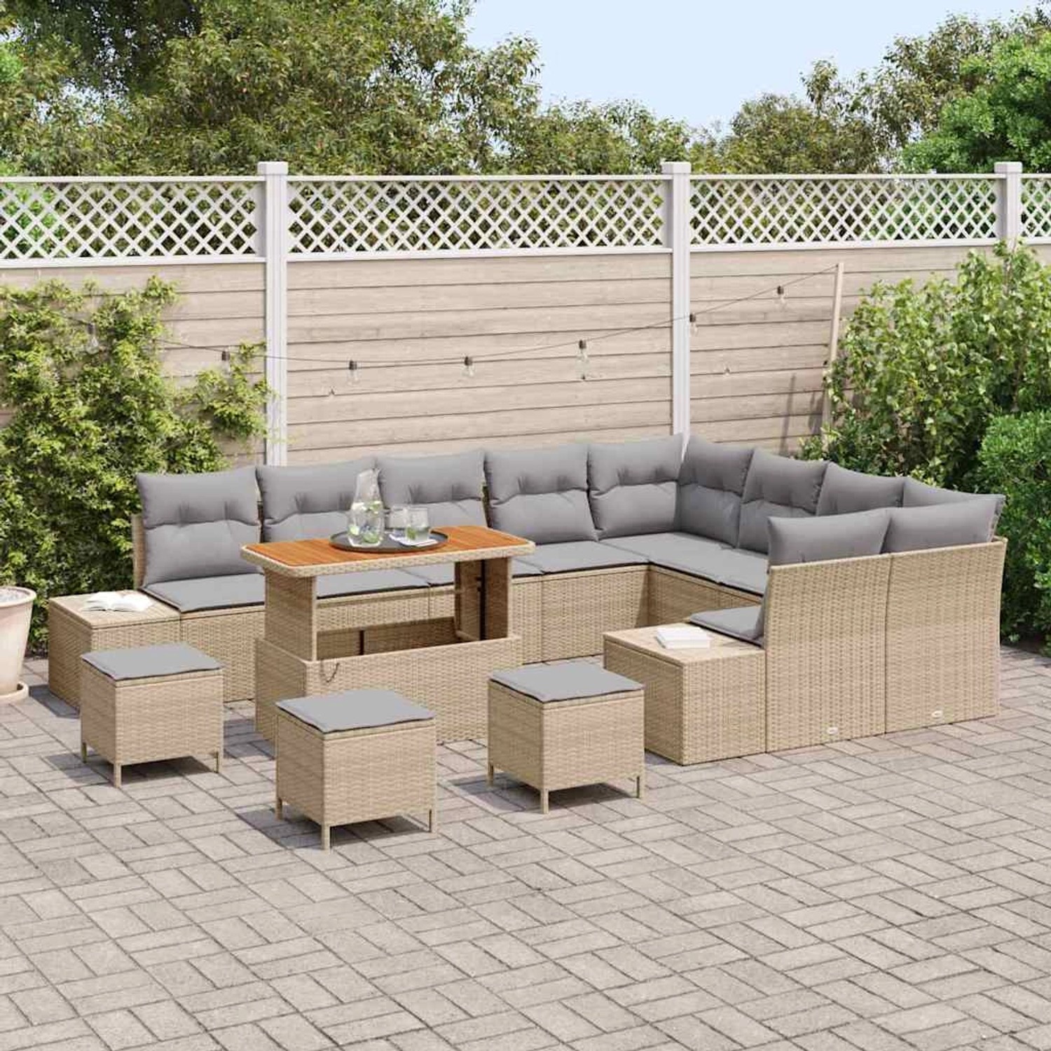 Beiges 13-tlg. vidaXL Garten-Sofa-Set aus Poly Rattan mit Tisch und Hockern für Terrasse und Garten.