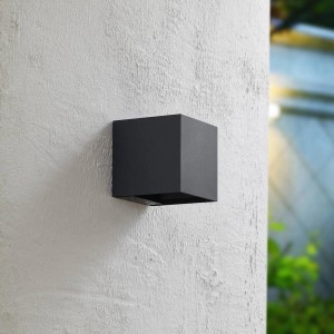 Moderne, schwarze PRIOS LED Außenwandleuchte Lius mit Bewegungsmelder an weißer Wand.