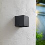 Moderne, schwarze PRIOS LED Außenwandleuchte Lius mit Bewegungsmelder an weißer Wand.