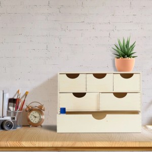 Schubladenbox aus hellem Naturholz mit 6 Fächern auf einem Schreibtisch. Ideal für Büro & Bastelzubehör.
